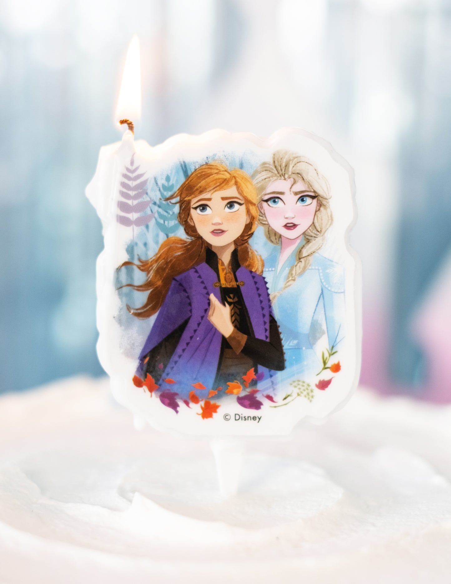 Gros plan sur la flamme de la bougie d'anniversaire La Reine des Neiges 2