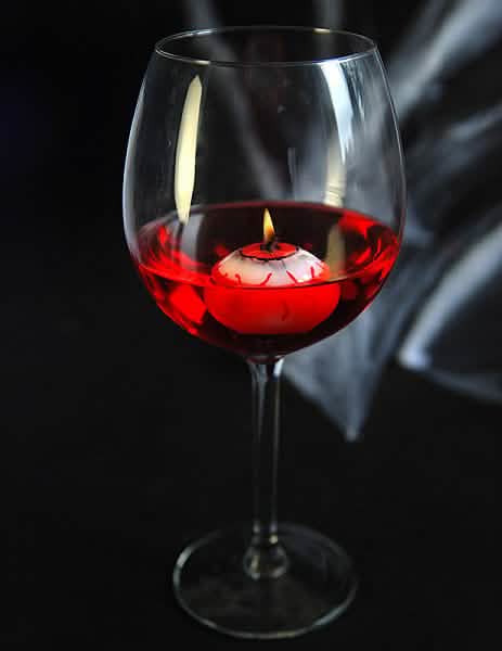 Mise en situation dans un verre de la bougie flottante oeil ensanglanté pour Halloween