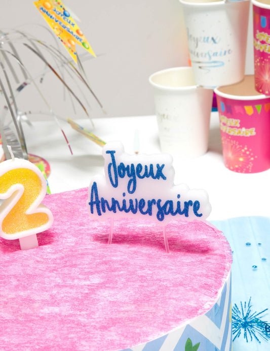 Mise en situation sur un gâteau de la bougie sur pique Joyeux Anniversaire turquoise pailletée