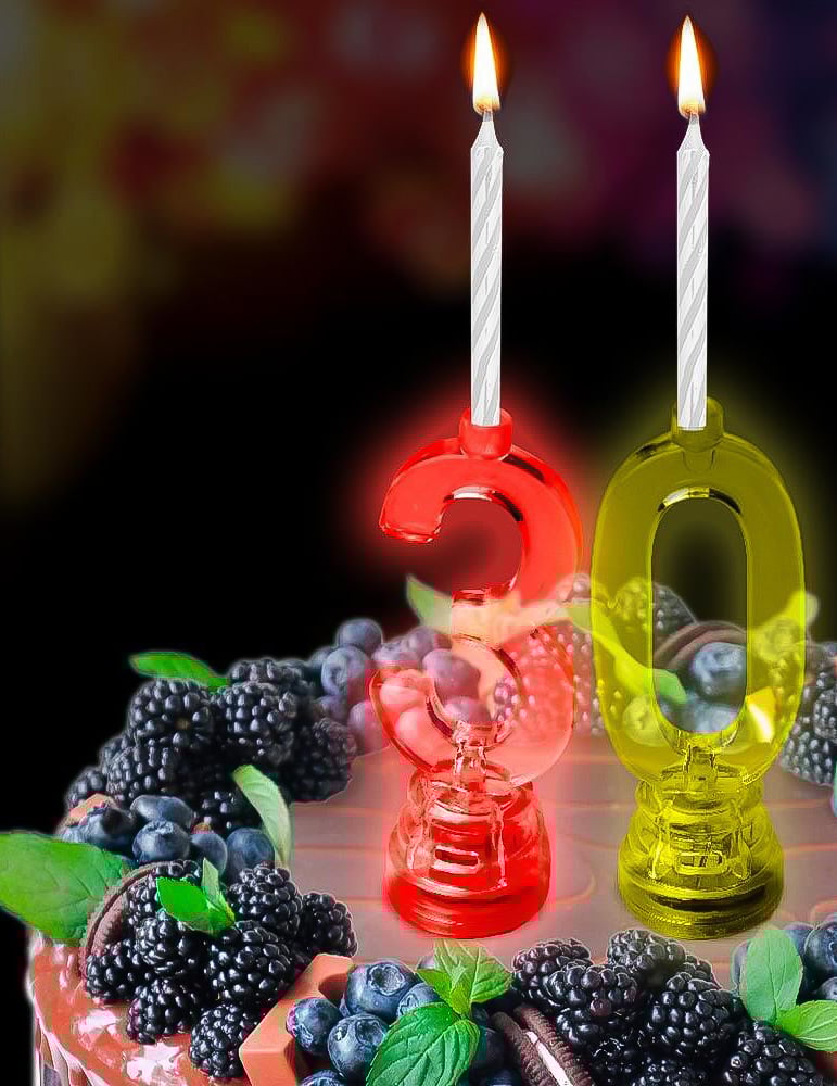 Mise en situation sur un gâteau de la bougie lumineuse LED chiffre 3