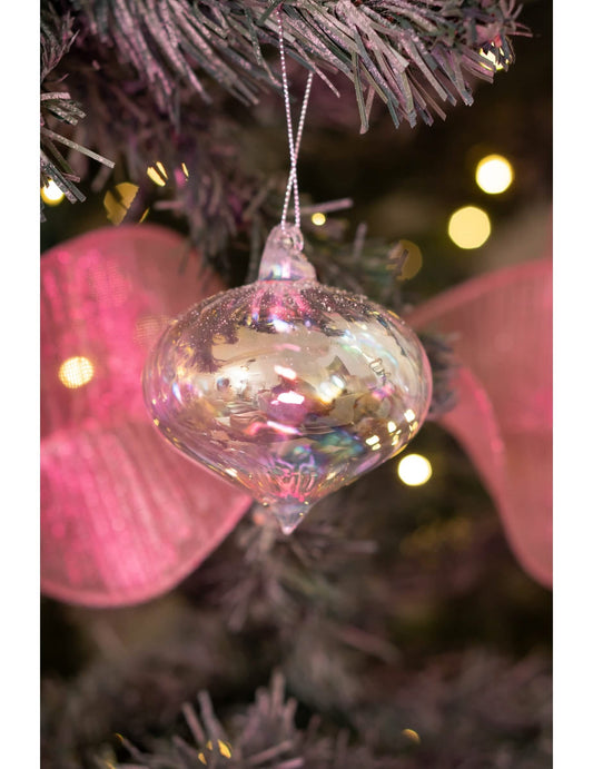 Gros plan sur un sapin de la boule de noël en verre goutte pour décoration de fête