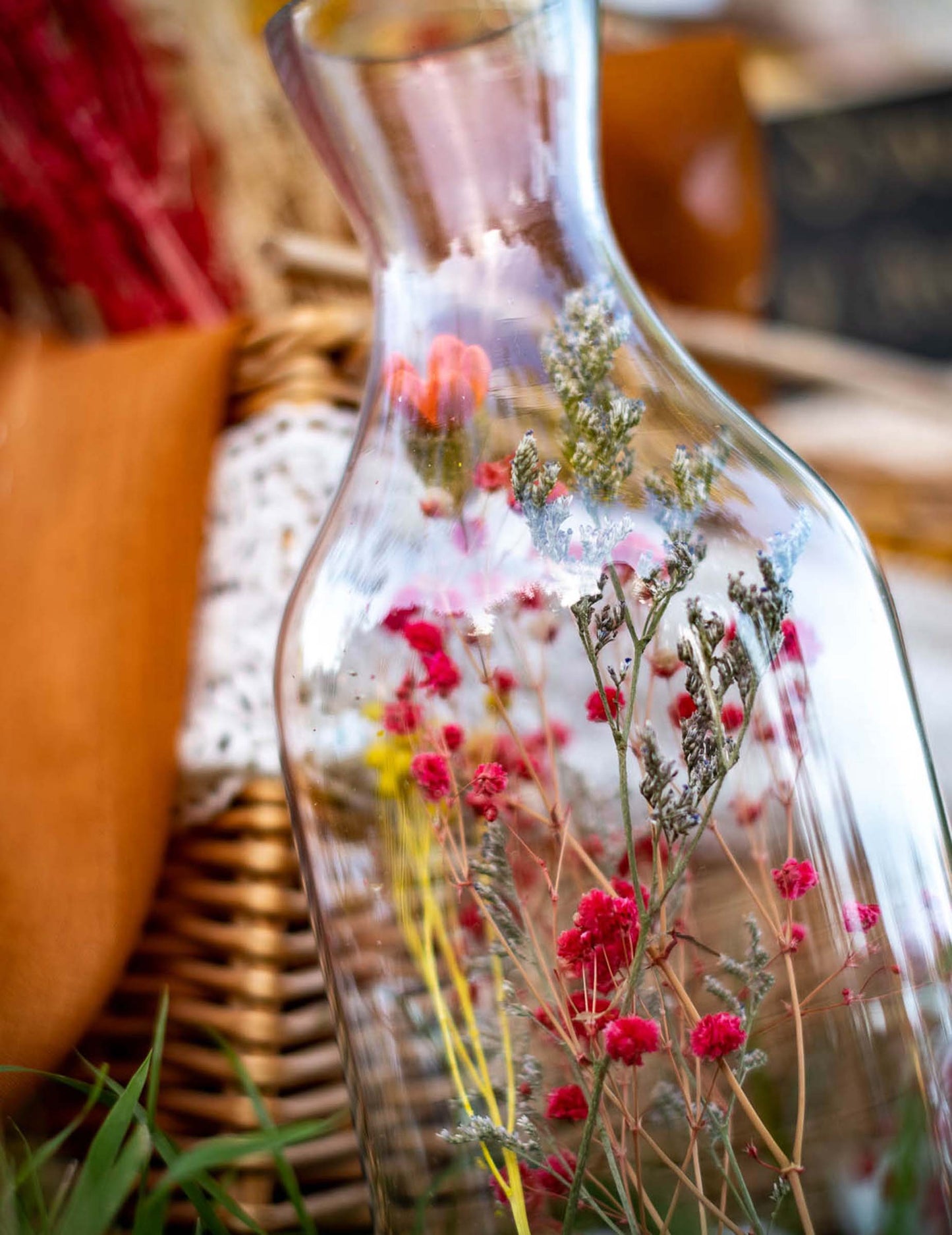 Priehľadná fľaša s farebnými sušenými kvetmi 11 x 27,5 cm