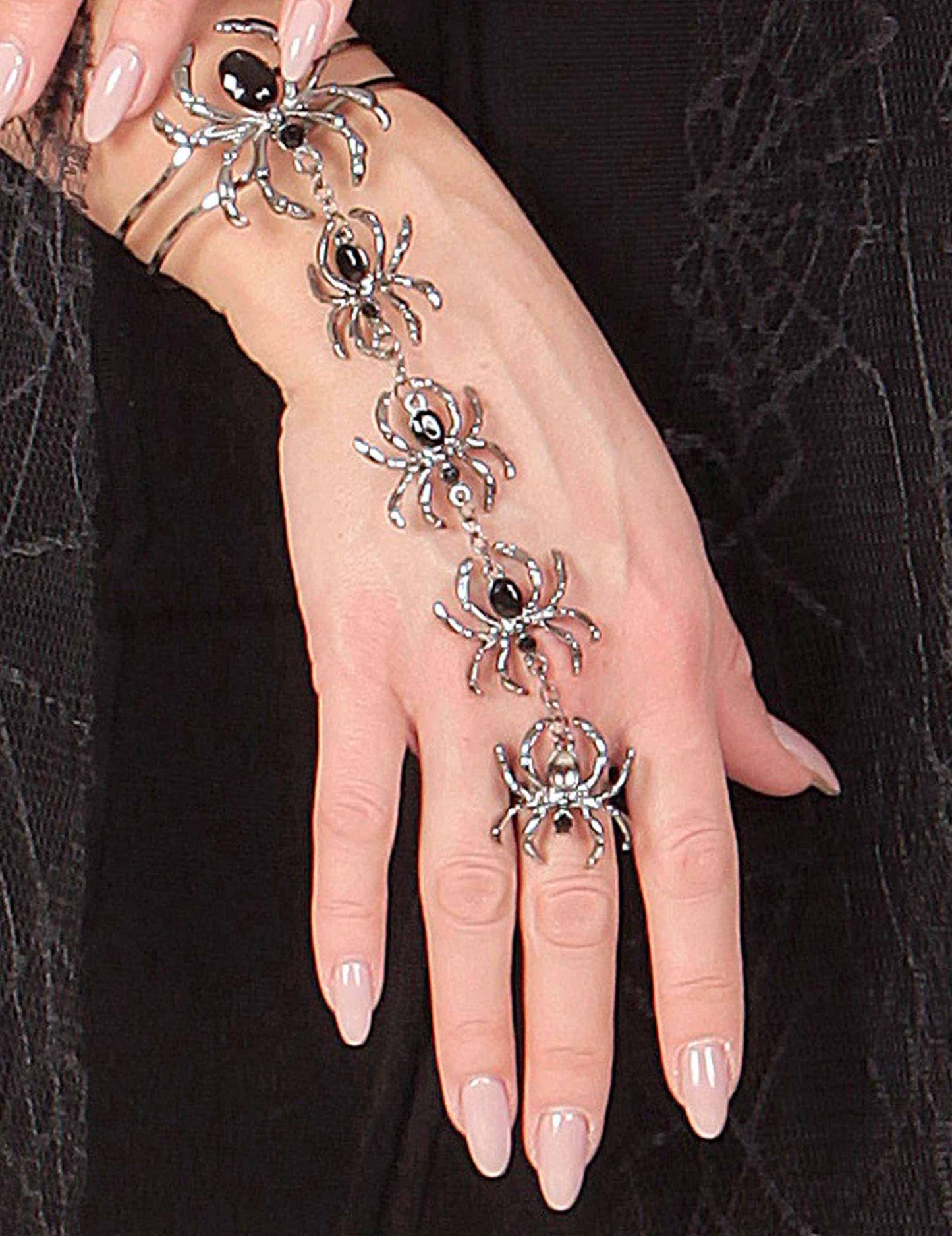 Halloweenské ženské pavúky a prsteň