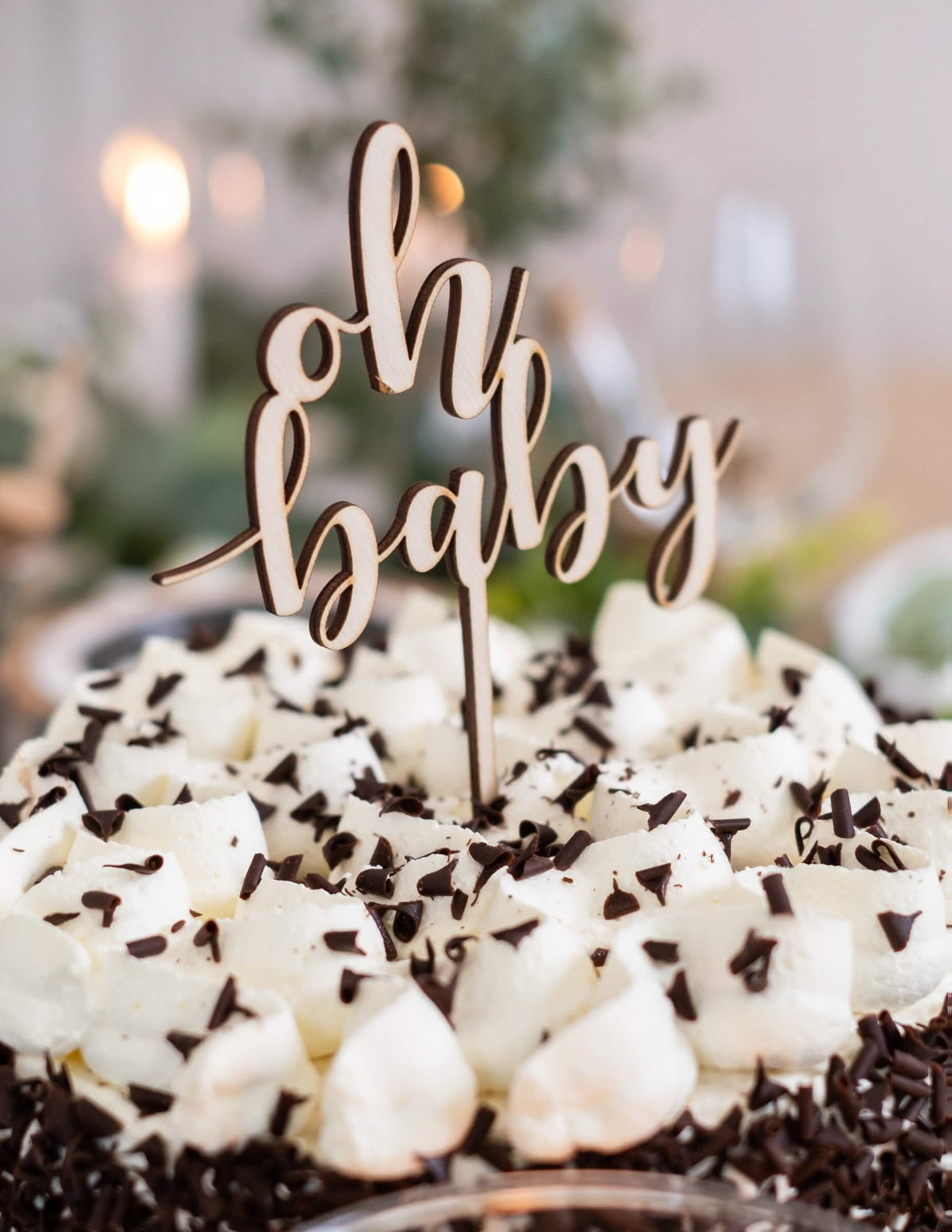 Detail inštalácie cake topperu oh baby na tortu pre baby shower