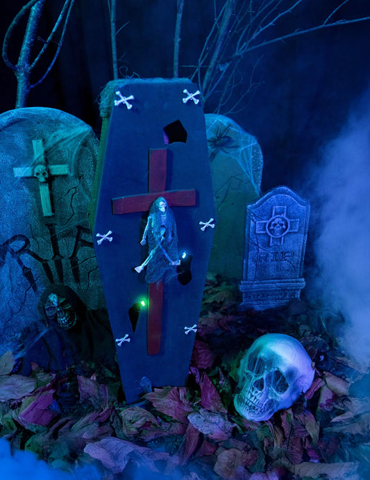 Mise en situation dans un décor de cimetière du cercueil avec croix Halloween