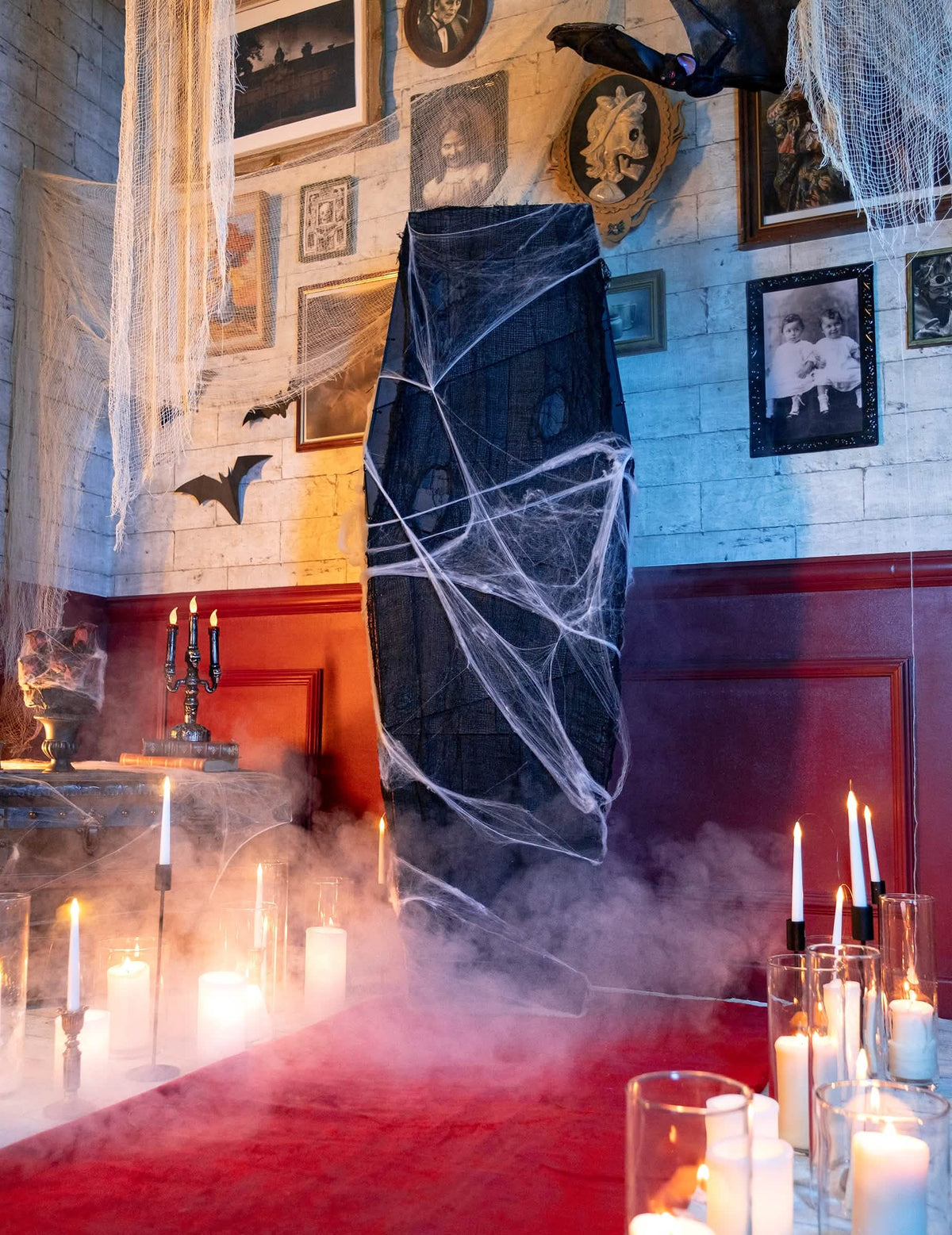 Zátišie so sviečkami a dymom z rakvy halloween na dekoráciu s bielou pavučinou