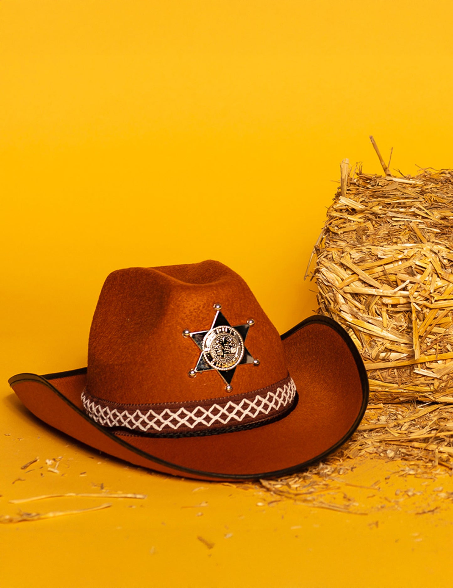 Scéna s pšeničnou slamou a detským šerifským klobúkom