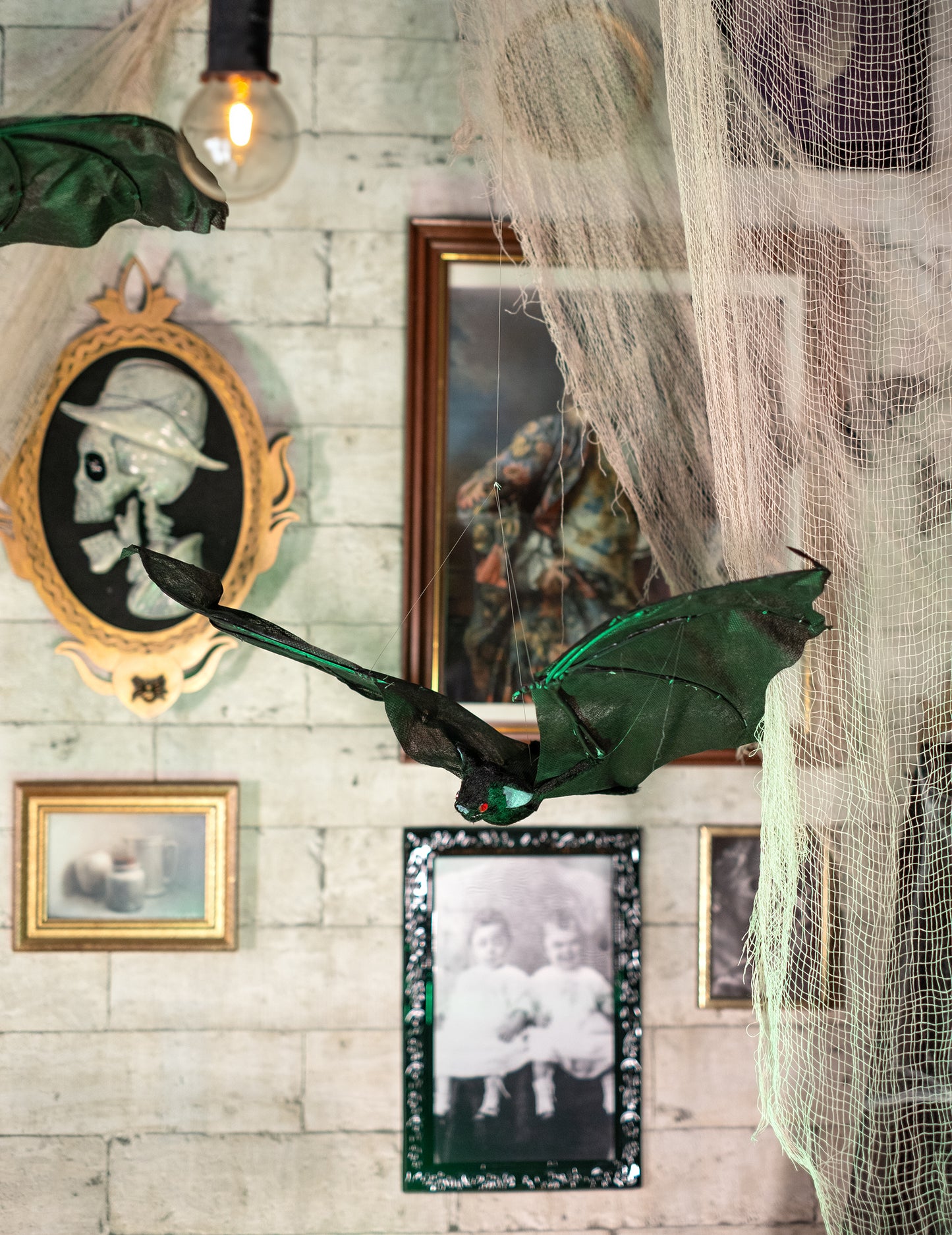 Situácia v strašidelnom prostredí s Halloweenovou lietajúcou sovou na dekoráciu