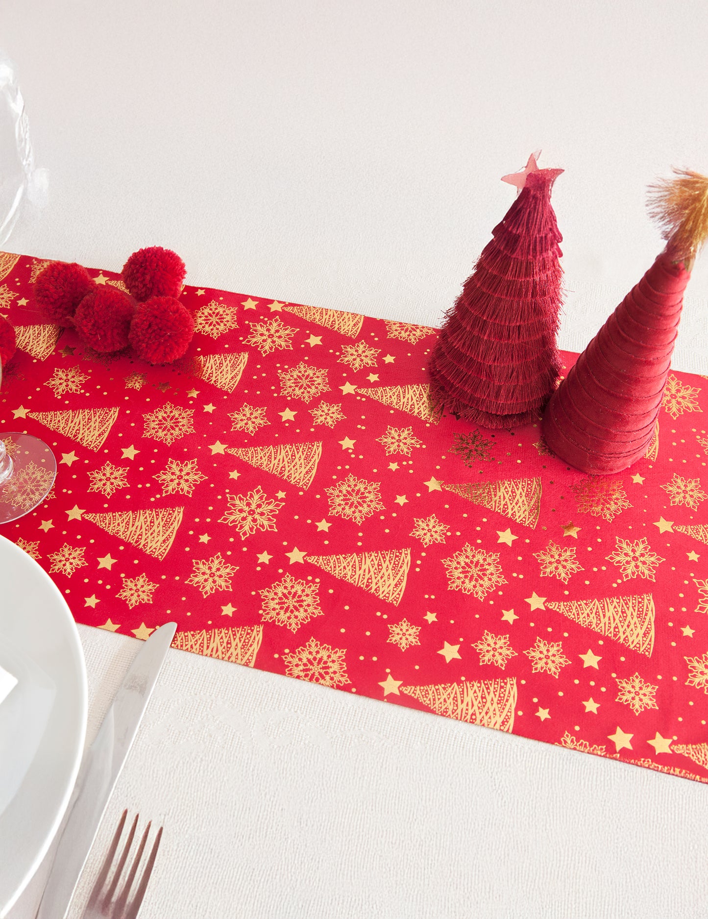 3m červený zamatový prestierací stôl so zlatým dizajnom jedle na Vianoce