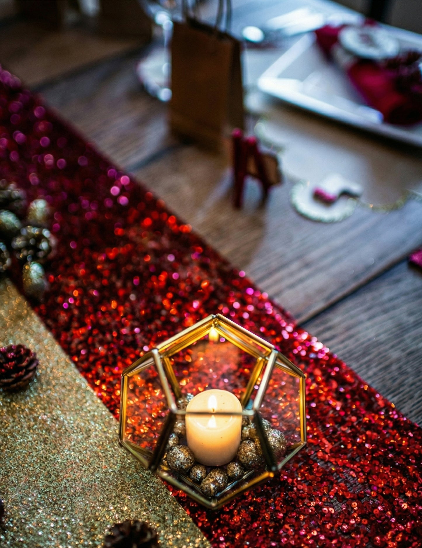 Červený flitrovaný obrus na stôl 28 cm x 3 m lesklý