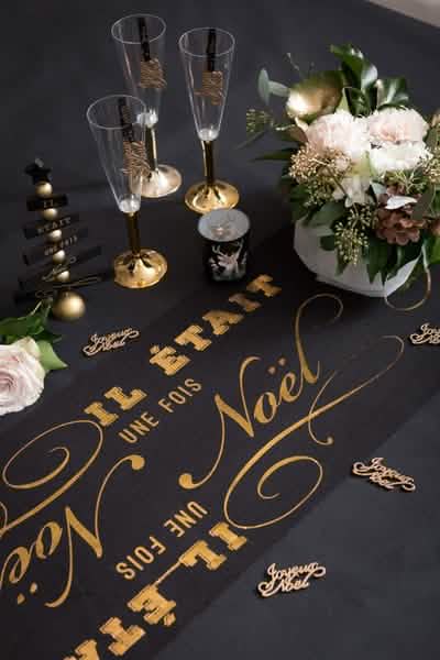 Mise en situation du chemin de table en coton il était une fois Noël