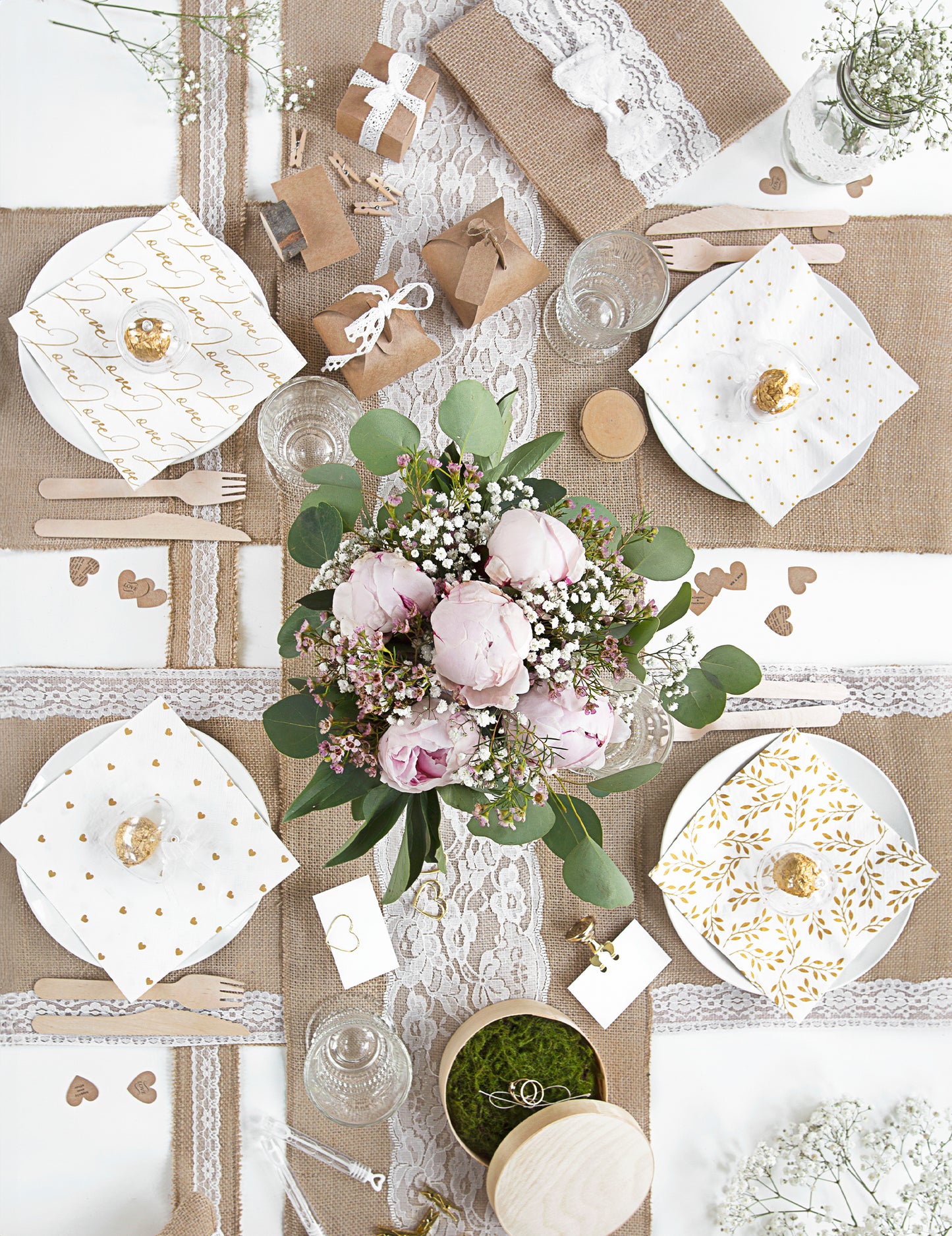 Vue d'ensemble de la décoration de table du chemin de table en jute centre dentelle