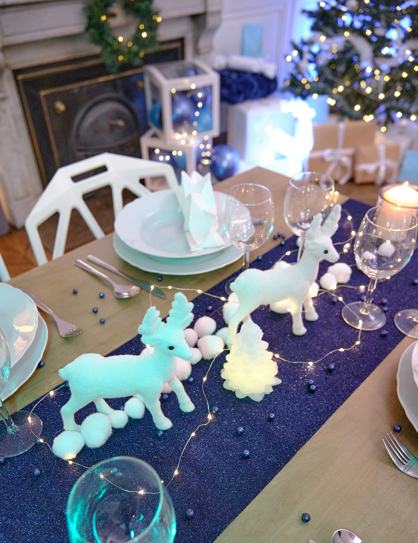 Trblietavý tmavomodrý flitrovaný obrus na stôl 28 cm x 3 m