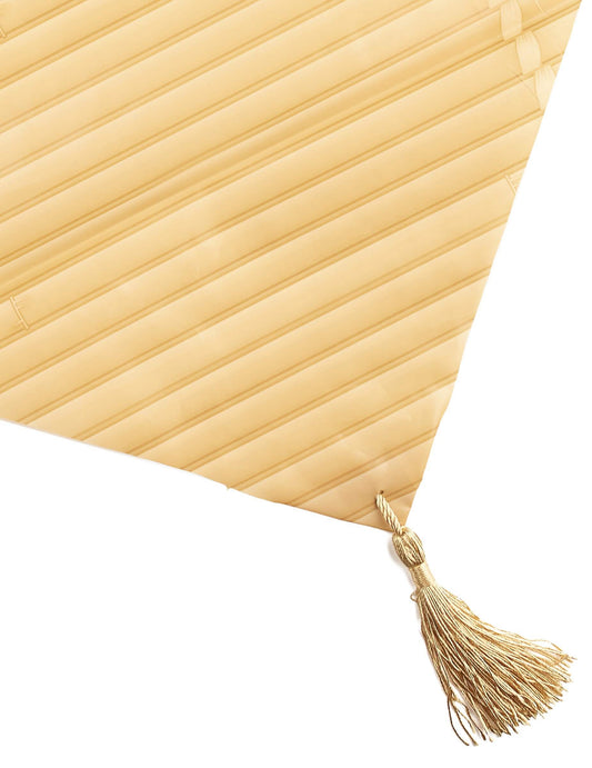 Détail du pompon et de la texture du chemin de table faux bambou Aloha