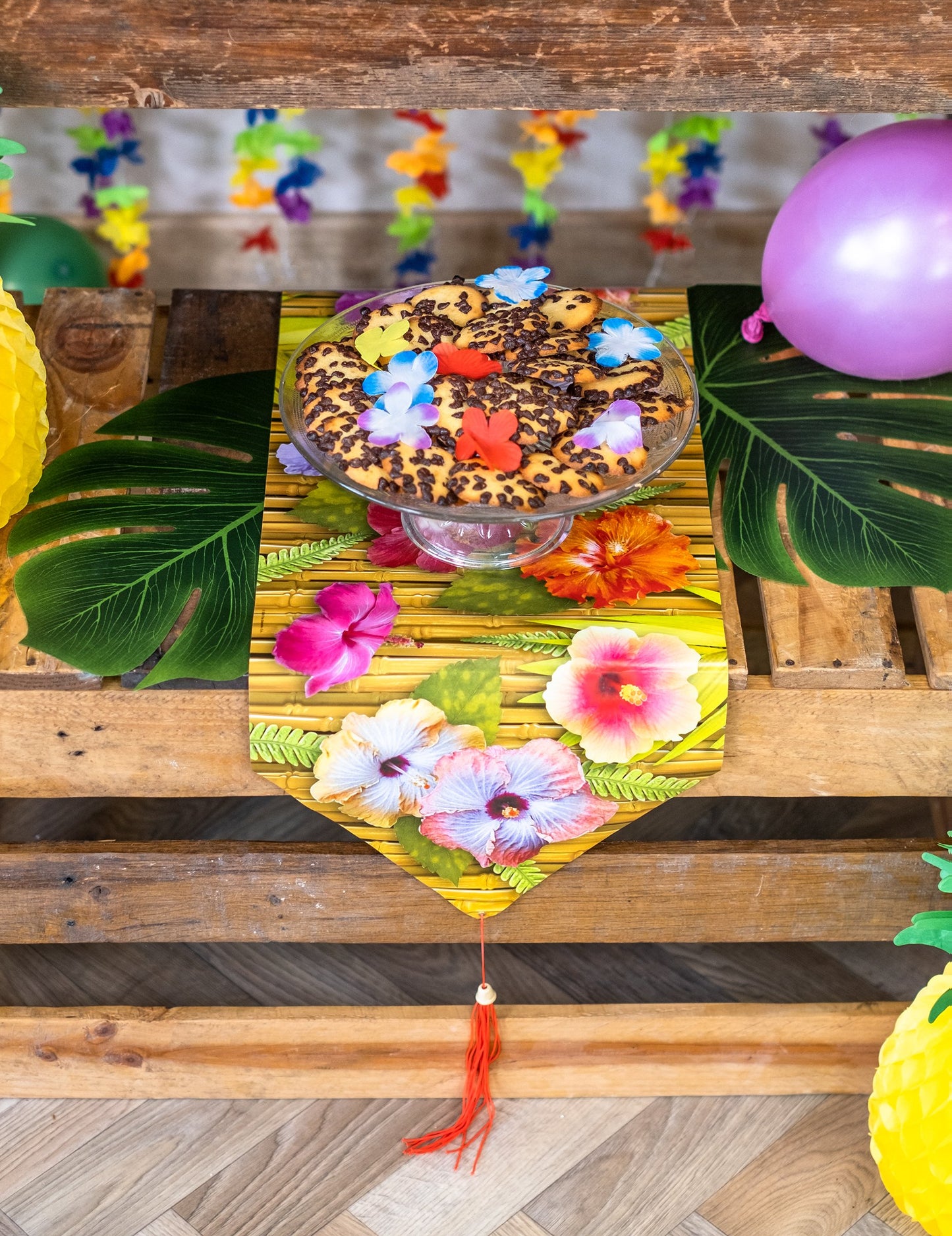 Pohľad zhora na dekoráciu oslavy so stolovým behom s kvetom hibiscus Havaj