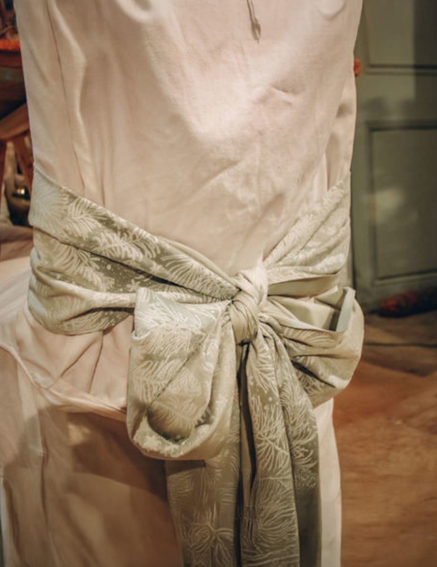 Vianočný prestierací stôl s botanickým vzorom, sivozelený, 28 cm x 3 m, s kvetinovým vzorom