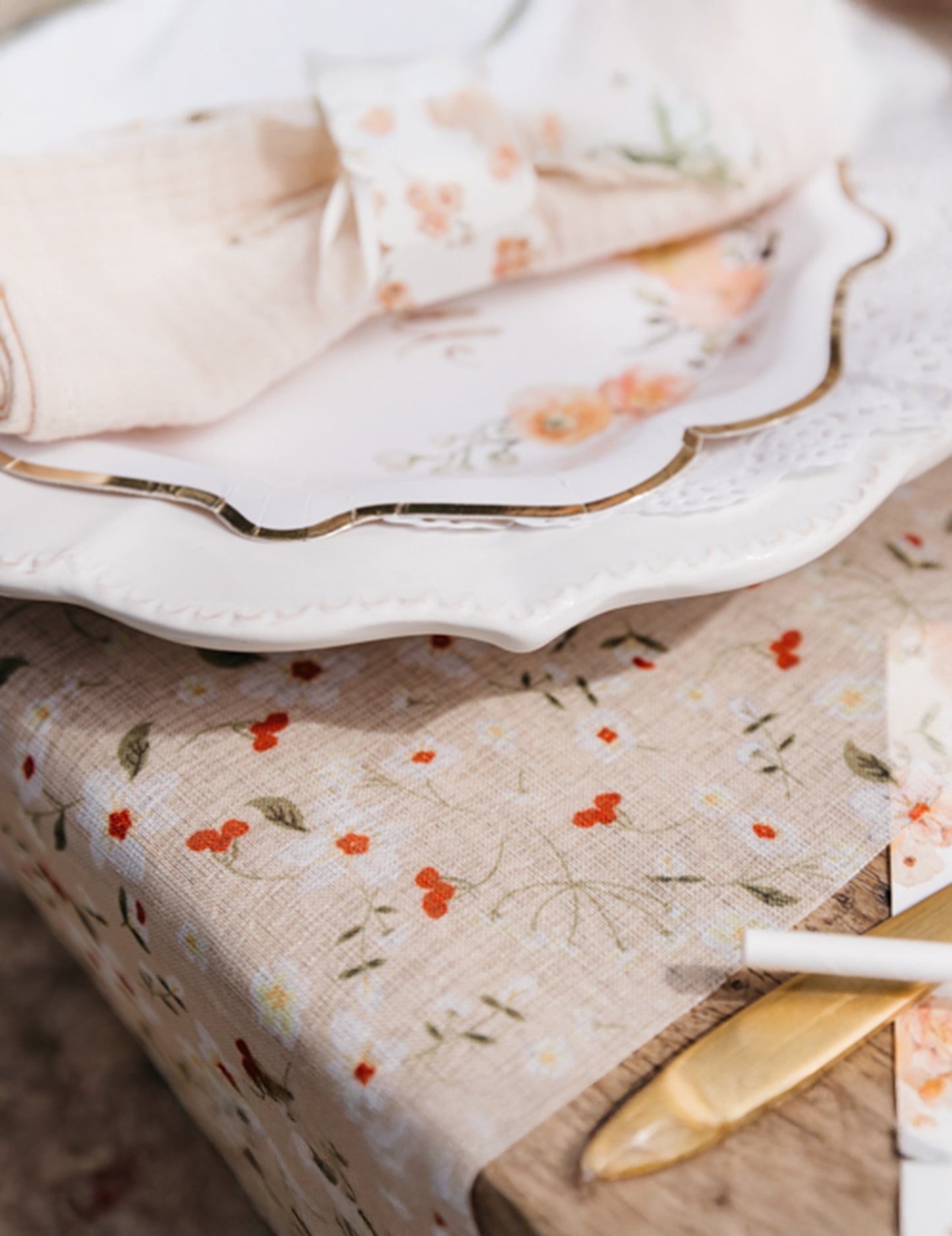 Béžovo-bielo-zeleno-broskyňový látkový prestierací stôl, 26 cm x 5 m, s kvetinovým vzorom