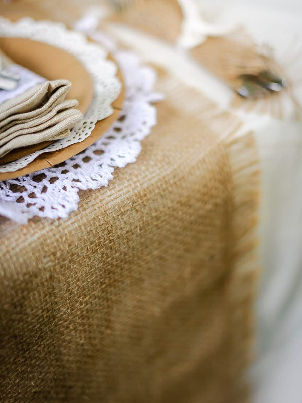 Detail čipky a stolovania na bohémskej elegantnej behúni na stôl