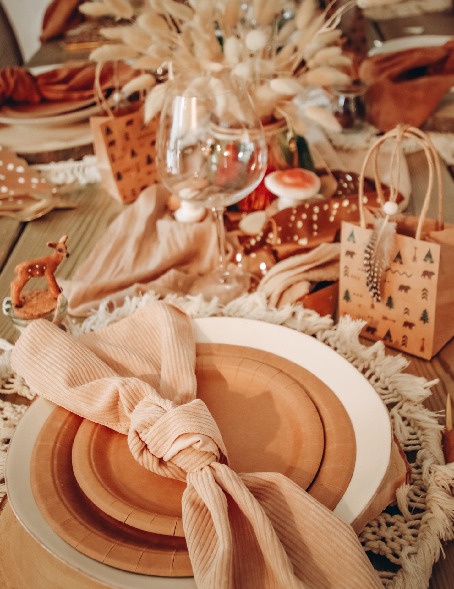 Béžový manšestrový obrus na stôl 28 cm x 3 m na svadbu