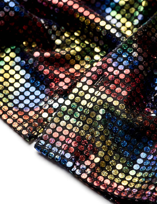 Gros plan sur les paillettes multicolores de la chemise disco pour homme
