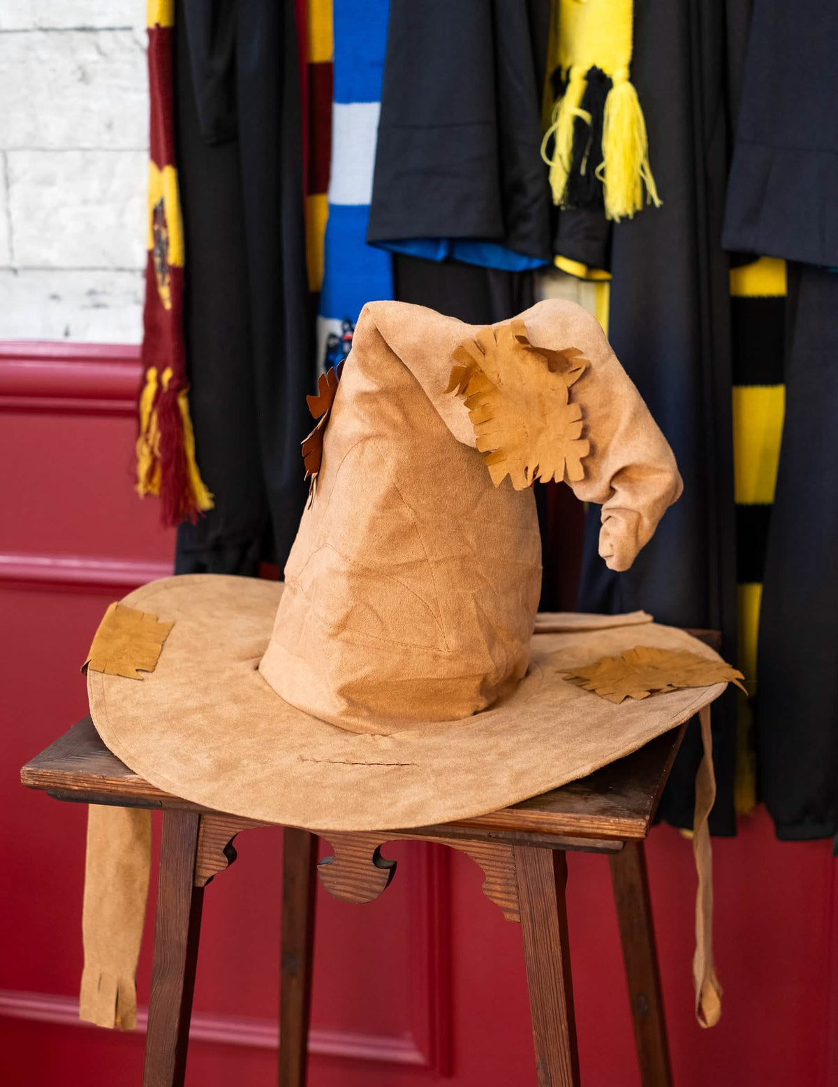 Umiestnenie na stoličke s luxusným Triediacim klobúkom Harry Potter pre dospelý