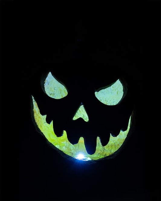 Détail du visage illuminé de la citrouille lumineuse effrayante