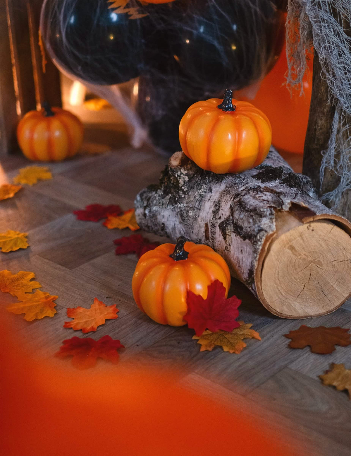 Scéna s polenom a jesennými listami z halloweenovej tekvice z živice