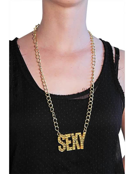 Gros plan sur le pendentif du collier sexy