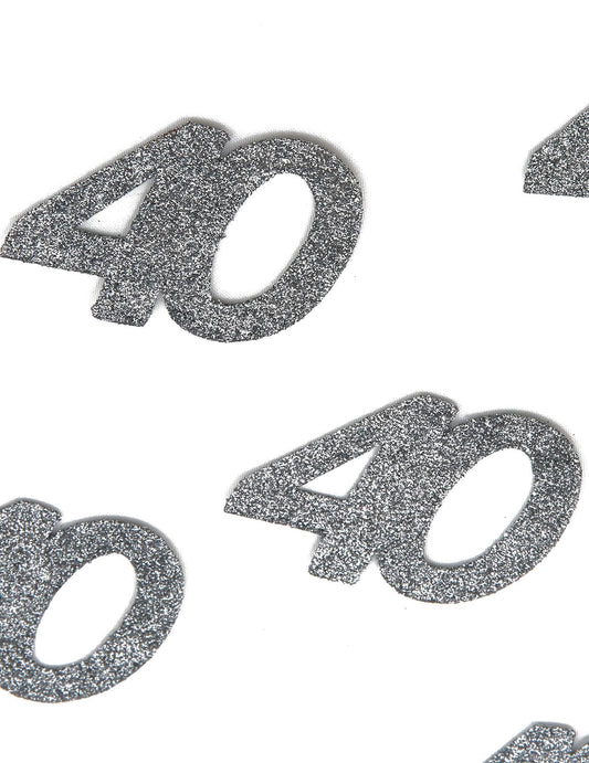 Gros plan sur les paillettes argentées du Confettis anniversaire 40 ans