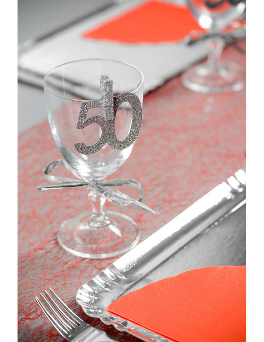 Mise en situation sur un verre des confettis anniversaire 50 ans