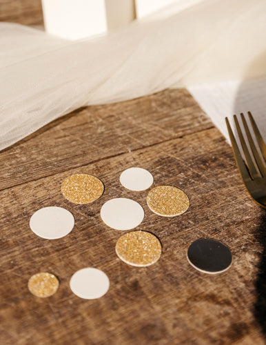 Slonovinové konfety na stôl a zlaté trblietky pre elegantnú dekoráciu