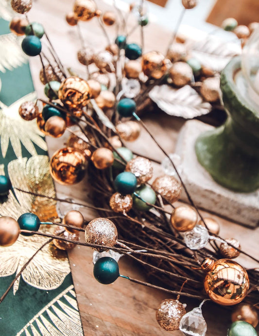 Gros plan sur les boules pailletées de la couronne décorative branches et boules pailletées pour fête