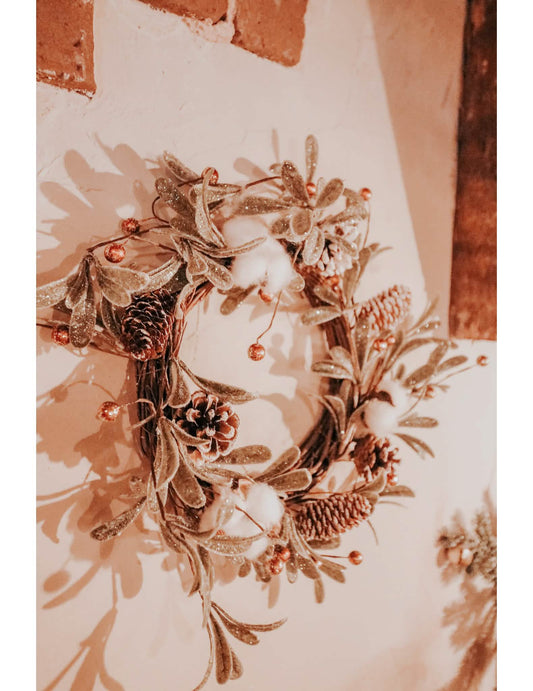 Vue de profil de la couronne végétale fleurs de coton et pommes de pin
