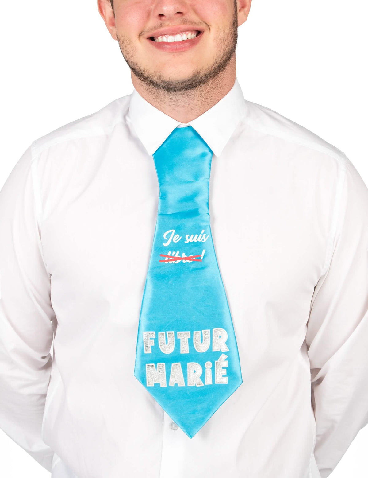Detail na nápise humornej kravaty na rozlúčku so slobodou chlapec