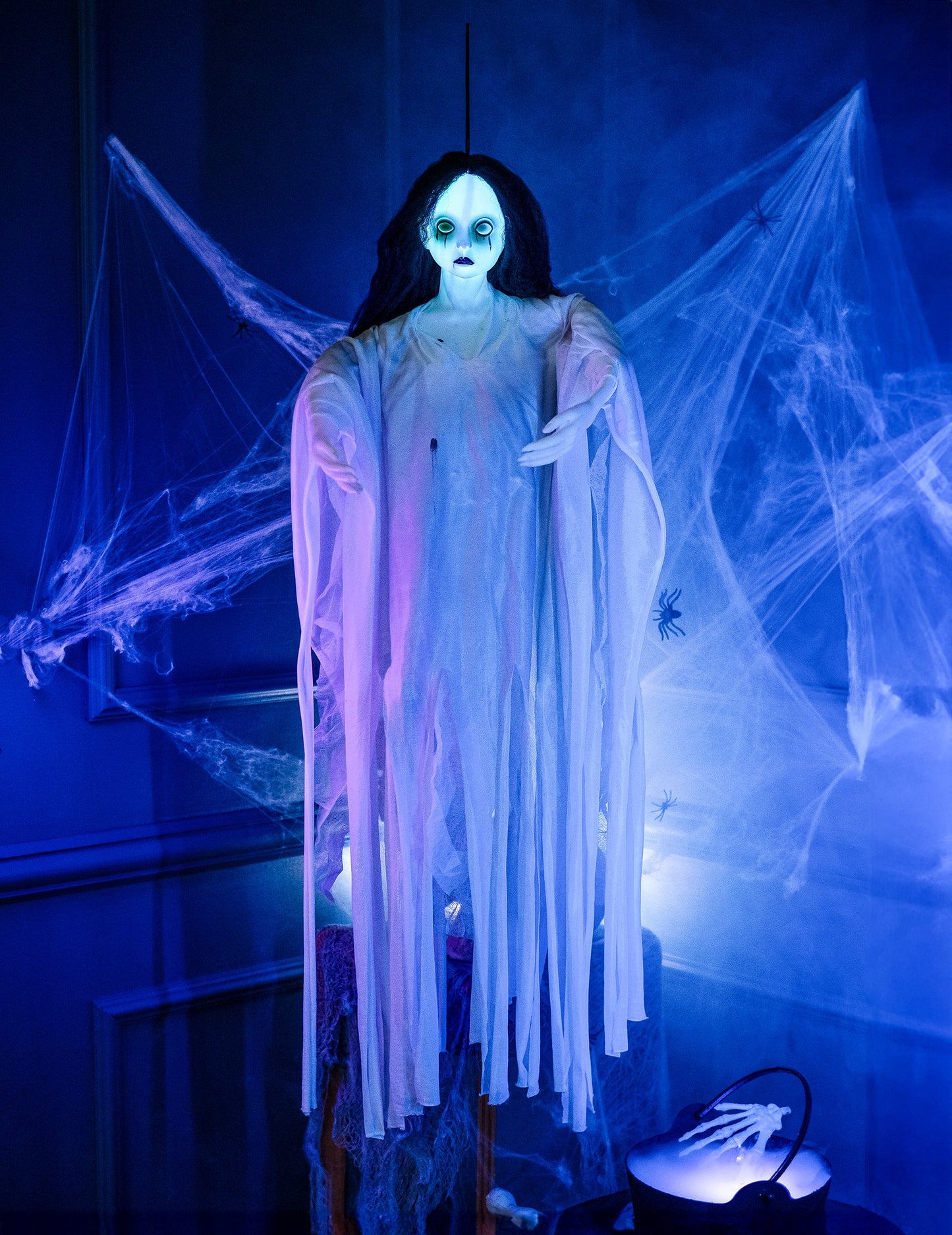 Svetelná biela dáma visiace dekorácie 90 cm Halloween