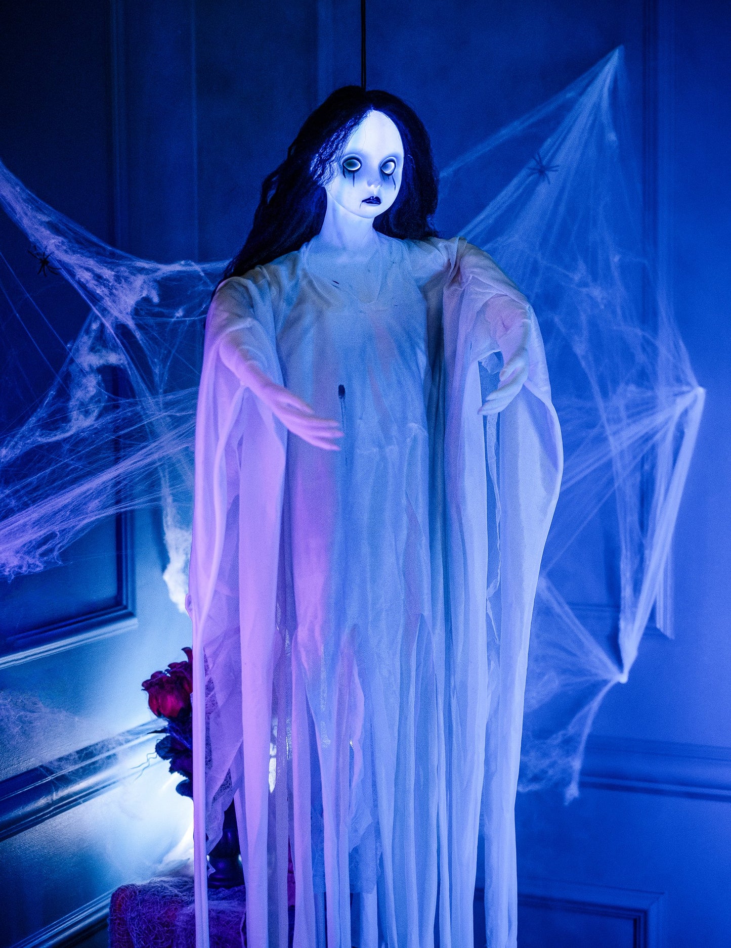 Svetelná biela dáma visiace dekorácie 90 cm Halloween