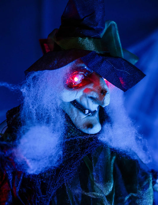 Gros plan sur le visage et les yeux rouges de la décoration à suspendre sorcière lumineuse