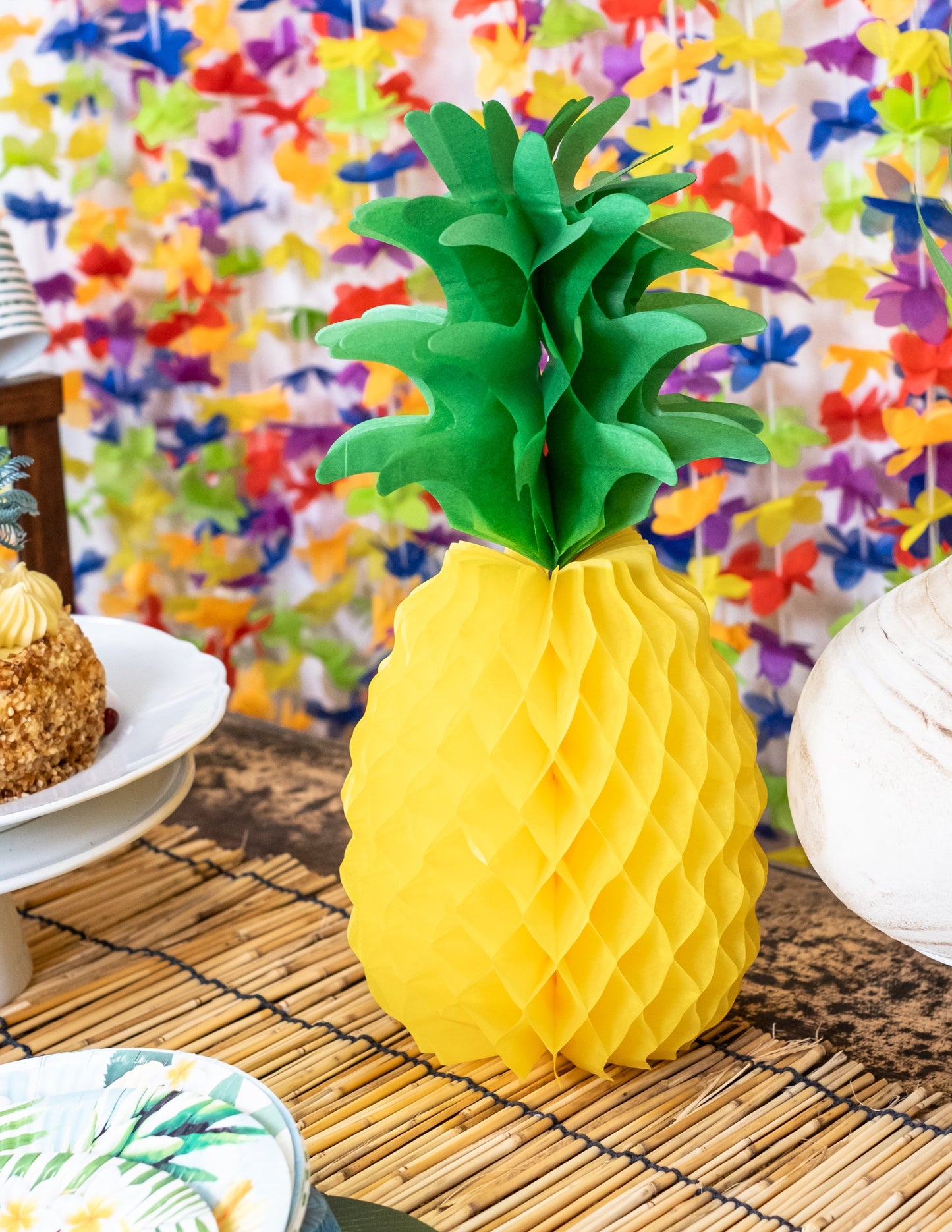 Scéna na párty stole s papierovou dekoráciou ananásu