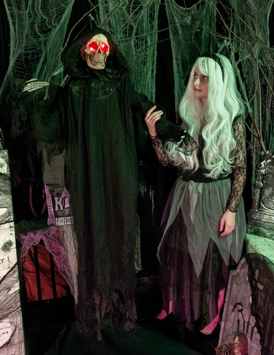 Mise en situation dans un décor d'Halloween de la décoration animée sonore et lumineuse Démon étourdi