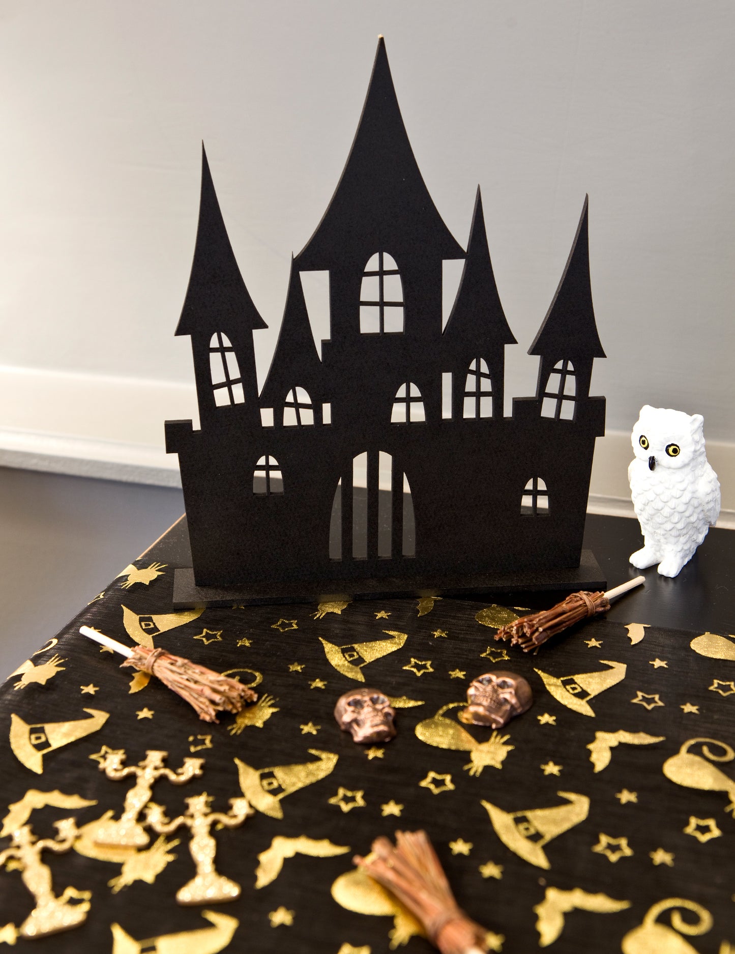 Dekorácia prenasledovaná v čiernom dreve 18 x 23 cm