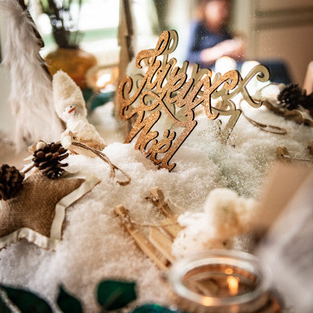 Veselá vianočná drevená dekorácia s medenými trblietkami, 19 x 20 cm pre stôl