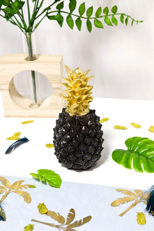 Mise en situation de la décoration en résine ananas noir et doré tropical chic