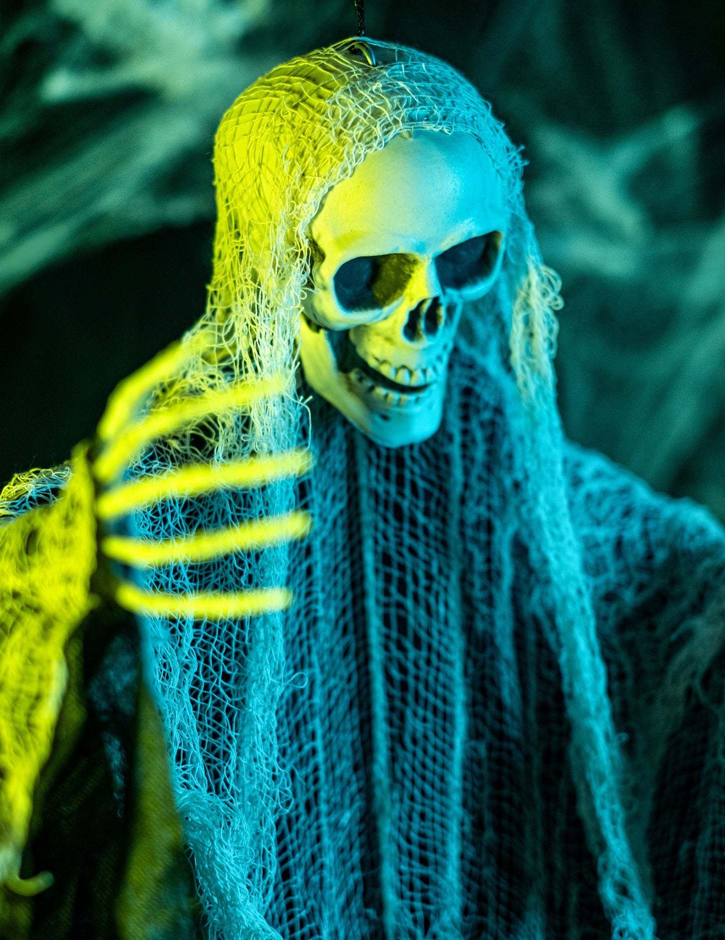 Dekorácia čiernej a bielej kosačky na zavesenie Halloween 110 cm