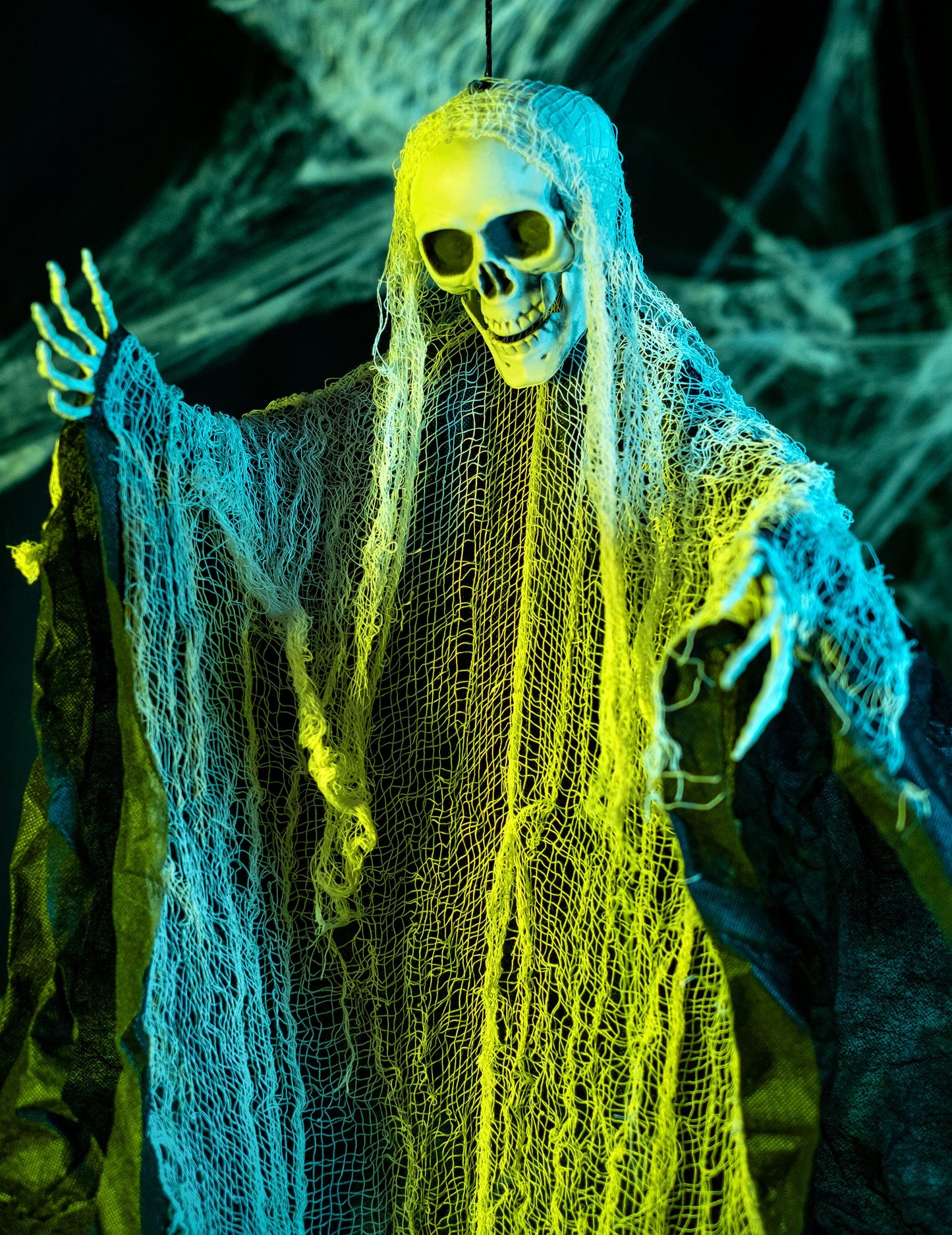 Dekorácia čiernej a bielej kosačky na zavesenie Halloween 110 cm