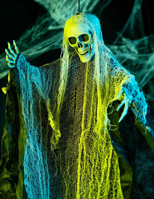 Gros plan sur le crâne et le voilage de la décoration de faucheuse pour Halloween