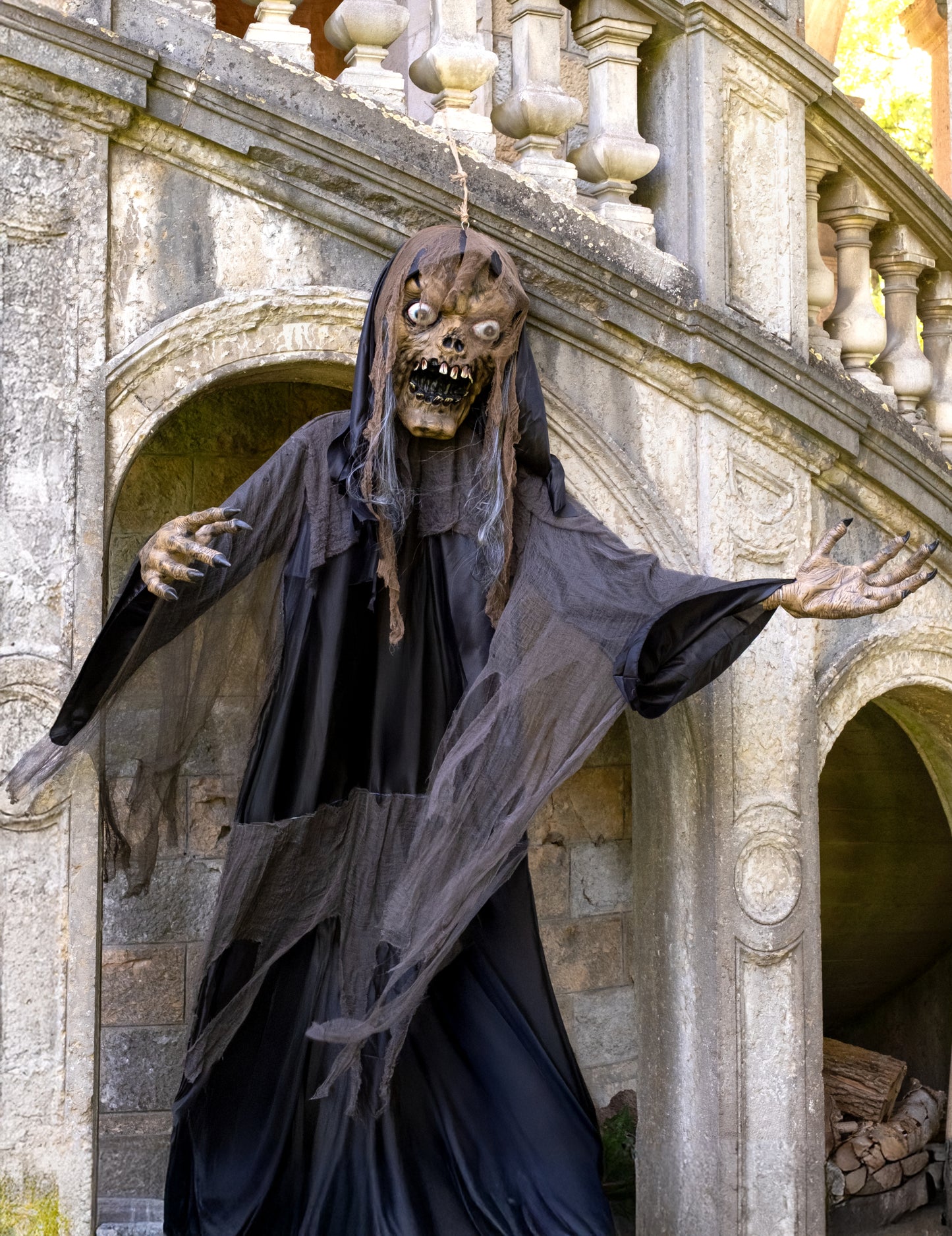 Obrovská halloweenska dekorácia: závesná čarodejnica/zombie, 3,50 m