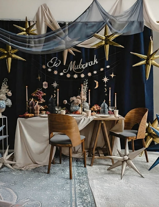 Mise en scène de table des décorations orientales alvéolées en papier Eid Mubarak
