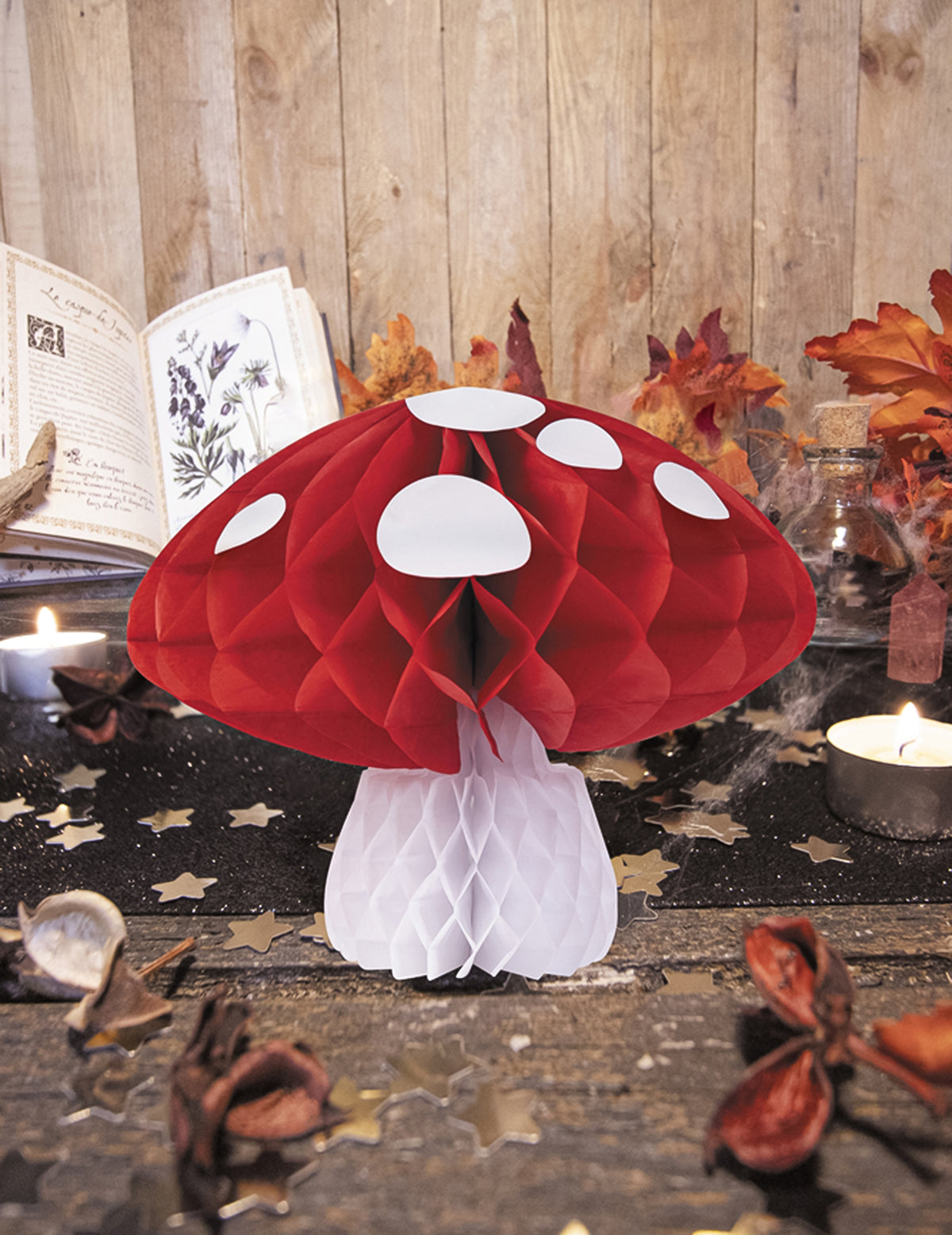 Mise en situation sur une table de la décoration de champignon alvéolé rouge et blanc