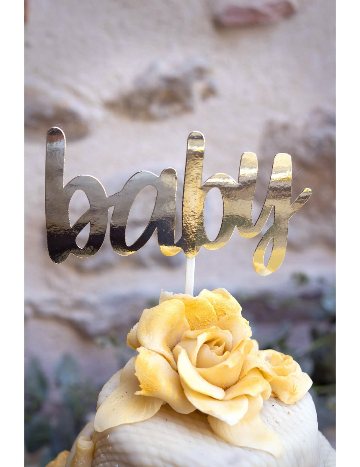 Veľký detail na zlatá text dekorácie na tortu baby pre baby shower