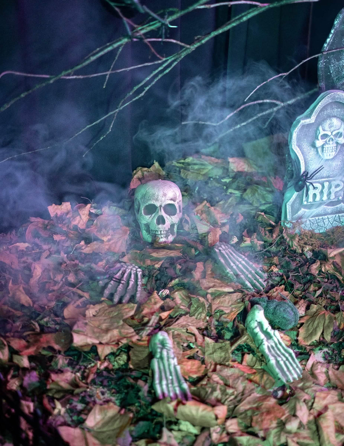 Kostra vystupujúca z odumretých listov dekorácií 21 dielov kostra a náhrobný kameň halloween